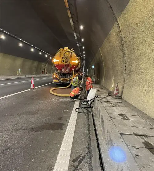 黔西隧道排水渠清淤